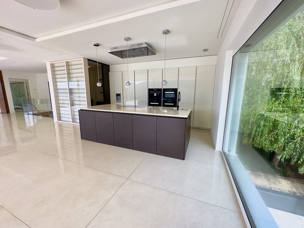 Exklusive 2.5-Zimmer-Villa mit Pool und Seeblick in Arth 5