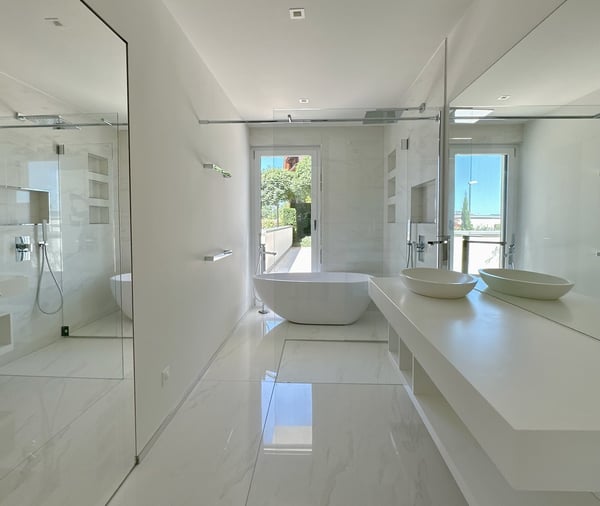 Exklusive 2.5-Zimmer-Villa mit Pool und Seeblick in Arth 12