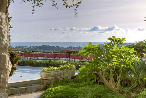 Villa di carattere in posizione tranquilla 9