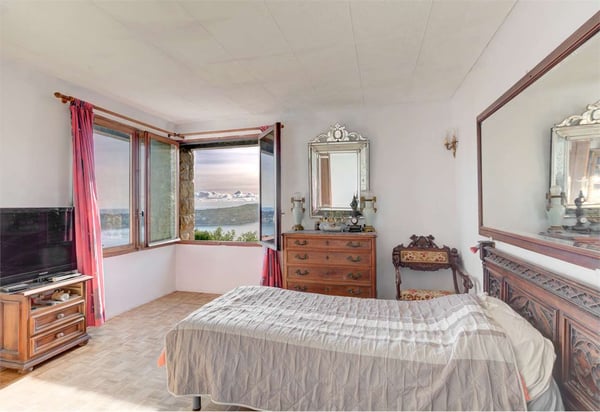 Villa di carattere in posizione tranquilla 8