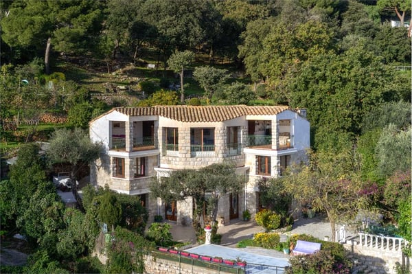 Villa di carattere in posizione tranquilla 2
