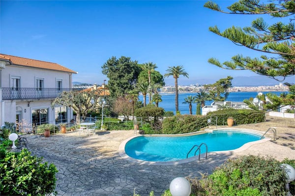 Splendida villa fronte mare 1