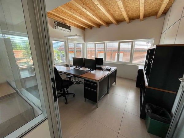 Proponiamo spazio commerciale, divisibile in PPP 3