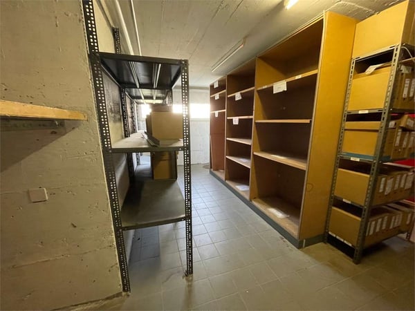 Proponiamo spazio commerciale, divisibile in PPP 9