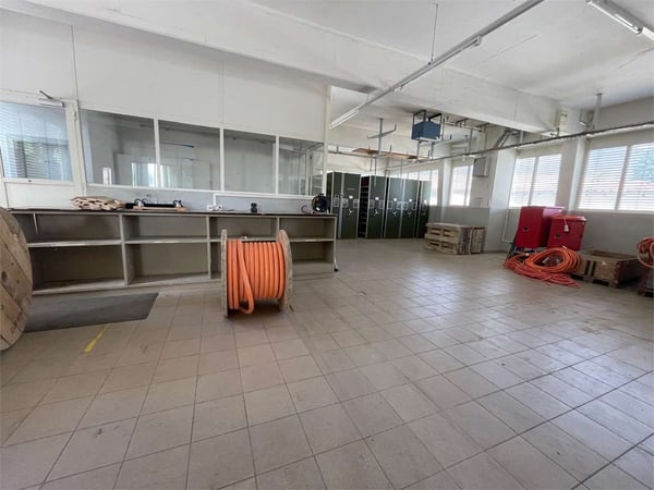 Proponiamo spazio commerciale, divisibile in PPP 1