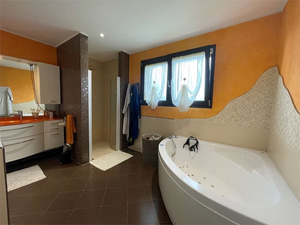 Splendida villa unifamiliare con piscina in zona residenziale a Genest 10