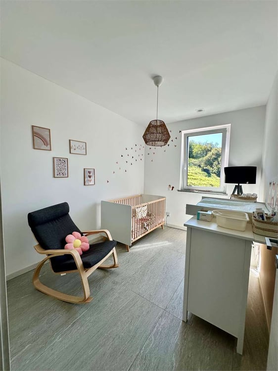 Villa contigua moderna con giardino privato ad Arzo, standard minergie 9