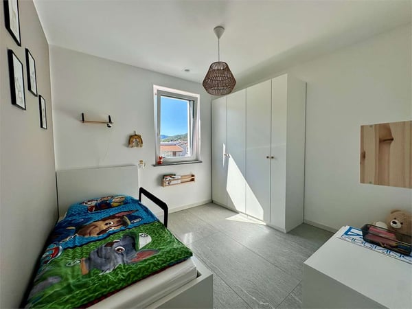 Villa contigua moderna con giardino privato ad Arzo, standard minergie 8