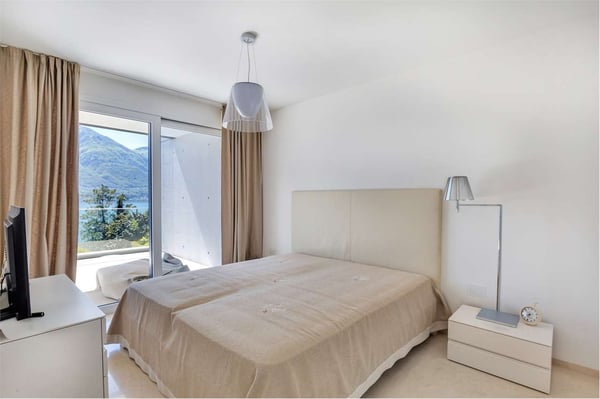 Meraviglioso appartamento attico di 6.5 locali con vista lago a Minusi 10