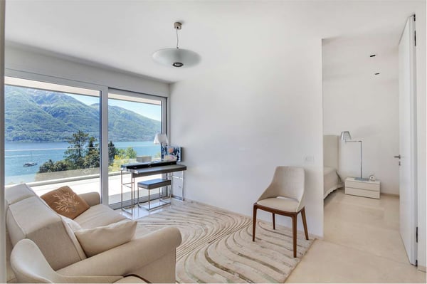Meraviglioso appartamento attico di 6.5 locali con vista lago a Minusi 9