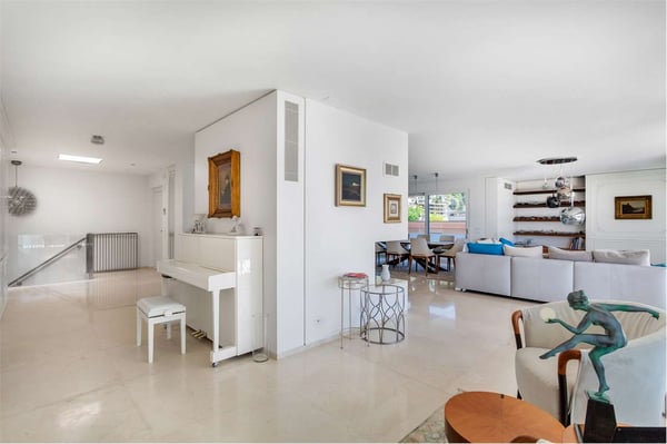 Meraviglioso appartamento attico di 6.5 locali con vista lago a Minusi 8