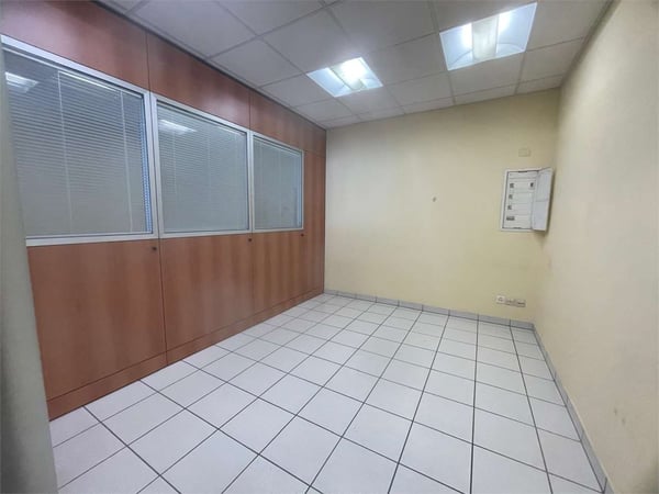 Affittasi spazio ufficio / commerciale - Manno 4