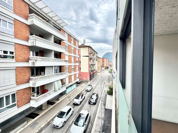 Luminoso e ampio ufficio centrale a Lugano in zona di forte passaggio 1