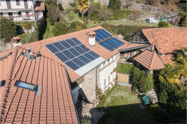 VILLA/CASALE RISTRUTTURATO CON GIARDINO PRIVATO IN LESA 10