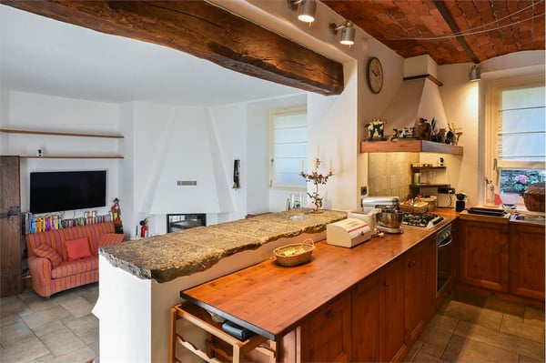 VILLA/CASALE RISTRUTTURATO CON GIARDINO PRIVATO IN LESA 4