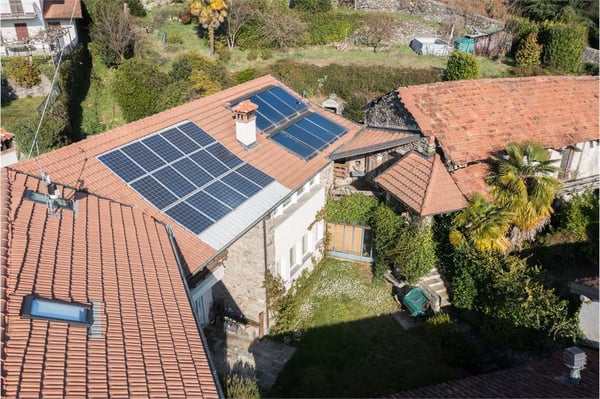 VILLA/CASALE RISTRUTTURATO CON GIARDINO PRIVATO IN LESA 12