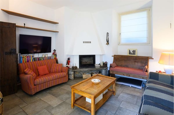 VILLA/CASALE RISTRUTTURATO CON GIARDINO PRIVATO IN LESA 8