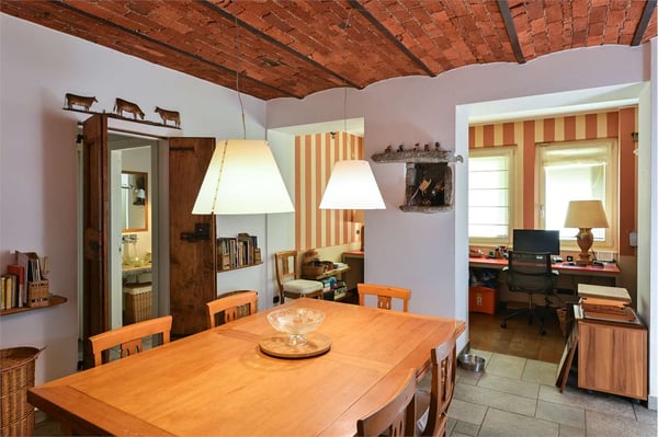 VILLA/CASALE RISTRUTTURATO CON GIARDINO PRIVATO IN LESA 10