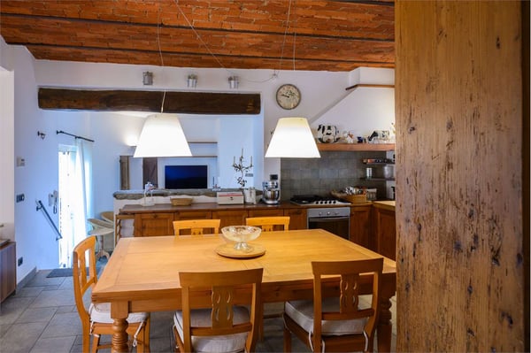 VILLA/CASALE RISTRUTTURATO CON GIARDINO PRIVATO IN LESA 7