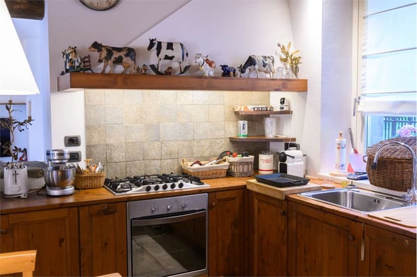 VILLA/CASALE RISTRUTTURATO CON GIARDINO PRIVATO IN LESA 13