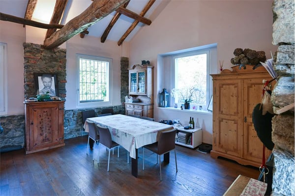VILLA/CASALE RISTRUTTURATO CON GIARDINO PRIVATO IN LESA 11