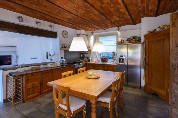 VILLA/CASALE RISTRUTTURATO CON GIARDINO PRIVATO IN LESA 6