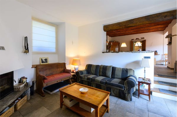VILLA/CASALE RISTRUTTURATO CON GIARDINO PRIVATO IN LESA 9