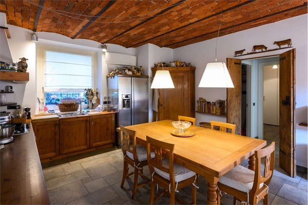 VILLA/CASALE RISTRUTTURATO CON GIARDINO PRIVATO IN LESA 5