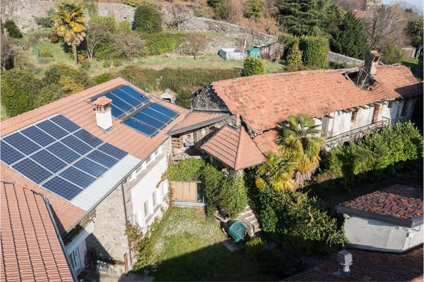 VILLA/CASALE RISTRUTTURATO CON GIARDINO PRIVATO IN LESA 11
