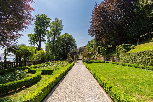 Villa Imperiale sul Lago Maggiore con Parco Storico Spiaggia Privata D 9
