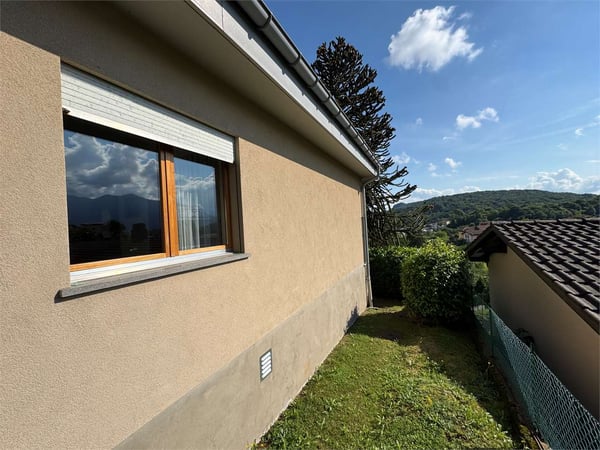 Villa unifamiliare con vista lago avvolta nel verde a Cagiallo in Val 6