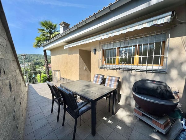 Villa unifamiliare con vista lago avvolta nel verde a Cagiallo in Val 10