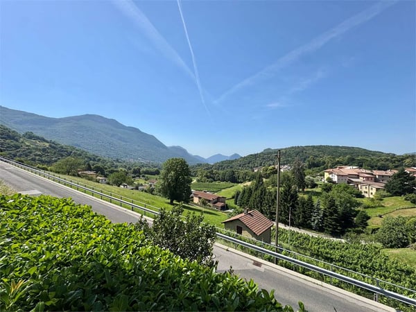 Villa unifamiliare con vista lago avvolta nel verde a Cagiallo in Val 10