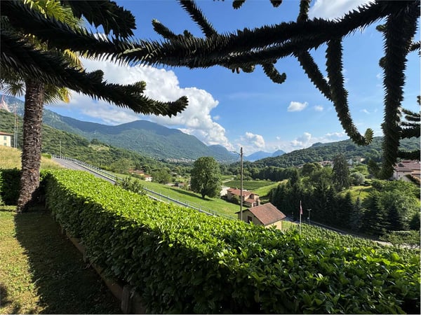 Villa unifamiliare con vista lago avvolta nel verde a Cagiallo in Val 7