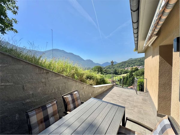 Villa unifamiliare con vista lago avvolta nel verde a Cagiallo in Val 12
