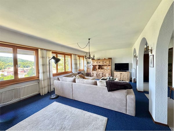 Villa unifamiliare con vista lago avvolta nel verde a Cagiallo in Val 4