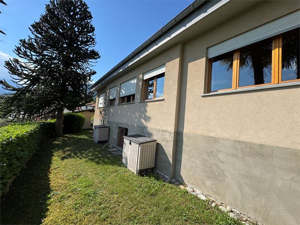 Villa unifamiliare con vista lago avvolta nel verde a Cagiallo in Val 5
