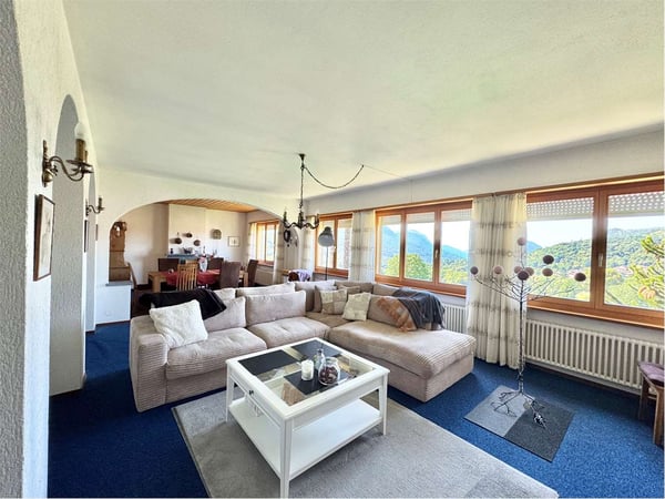 Villa unifamiliare con vista lago avvolta nel verde a Cagiallo in Val 6