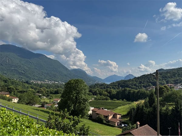 Villa unifamiliare con vista lago avvolta nel verde a Cagiallo in Val 12
