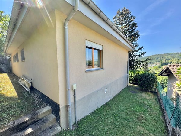 Villa unifamiliare con vista lago avvolta nel verde a Cagiallo in Val 7