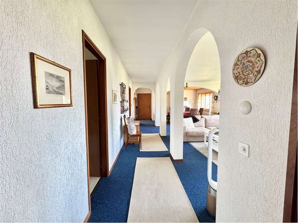 Villa unifamiliare con vista lago avvolta nel verde a Cagiallo in Val 3