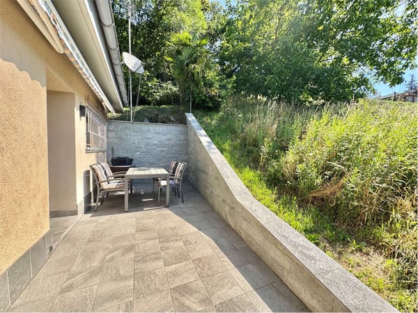 Villa unifamiliare con vista lago avvolta nel verde a Cagiallo in Val 11
