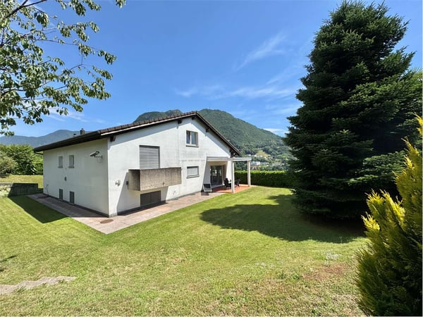 Prestigiosa villa indipendente in vendita immersa nel verde di Gentili 3
