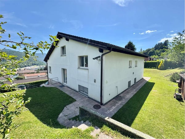 Prestigiosa villa indipendente in vendita immersa nel verde di Gentili 5