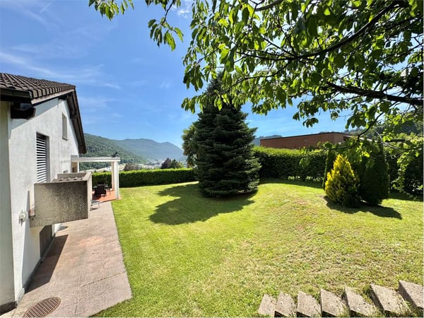 Prestigiosa villa indipendente in vendita immersa nel verde di Gentili 1