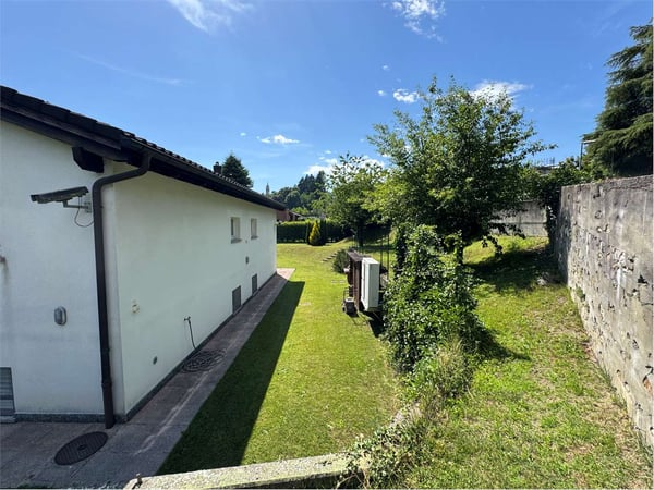 Prestigiosa villa indipendente in vendita immersa nel verde di Gentili 10