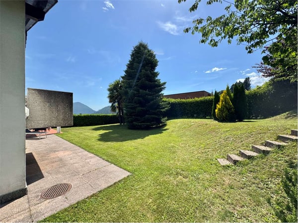 Prestigiosa villa indipendente in vendita immersa nel verde di Gentili 8