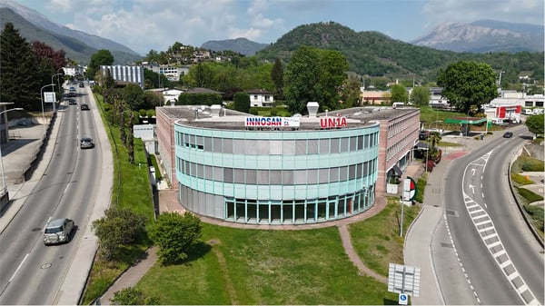 Ufficio con grande vetrina al piano terra;