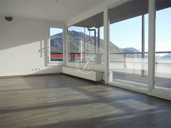 Moderno e luminoso attico con vista lago e piscina a Cagiallo