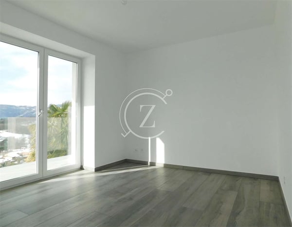 3.5 LOCALI CON VISTA LAGO, PISCINA E GIARDINO 9